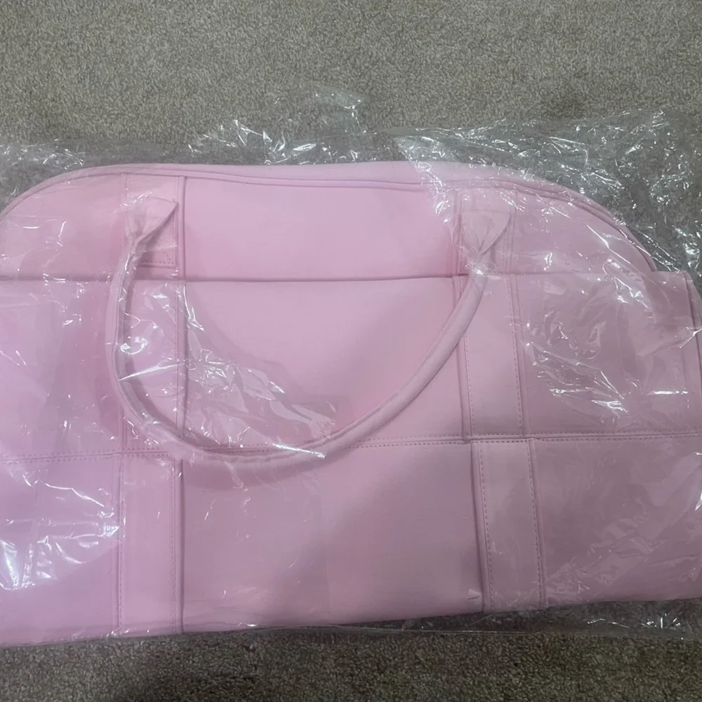 Pink, Black, and white duffle bags perfect to pack for any kind of vacation!